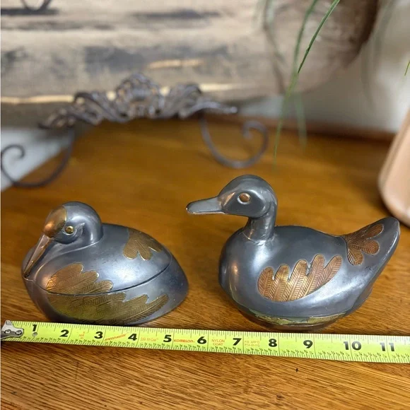 vintage pewter and brass duck-shaped and swan pair of trinket boxes. - Picture 10 of 11